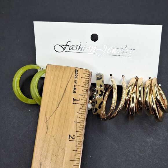 NWT Small to medium chunky minimalist hoop earrings animal print - Picture 3 of 3